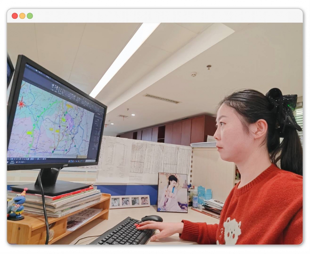 公路事業(yè)部 吳鈺洋：她以工位為“戰(zhàn)場(chǎng)”，以鼠標(biāo)鍵盤(pán)為“工具”，用女性特有的細(xì)致與嚴(yán)謹(jǐn)，在方寸屏幕間繪制公路交通的宏偉藍(lán)圖。這抹溫暖的“中國(guó)紅”，不僅是新春的喜慶，更是她扎根崗位、建功立業(yè)的赤誠(chéng)之心，生動(dòng)詮釋了新時(shí)代女職工在平凡崗位上創(chuàng)造不平凡業(yè)績(jī)的巾幗風(fēng)采。.jpg