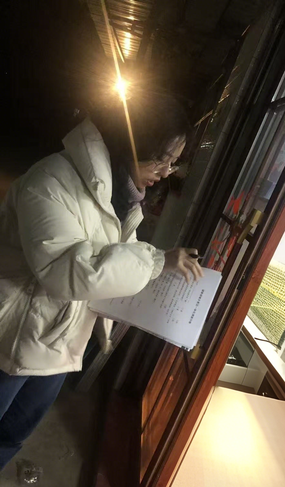 戰(zhàn)略與規(guī)劃研究中心 龍思錦：深夜鄉(xiāng)村調(diào)研的工作照.png